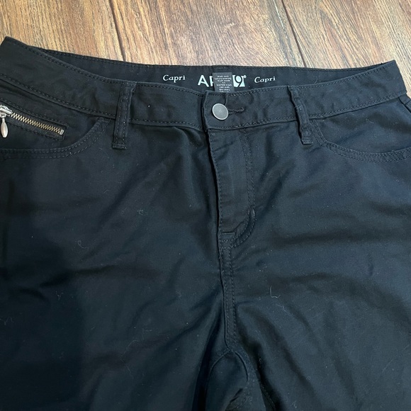 { apt 9 } woman’s black capri pants - Picture 3 of 6